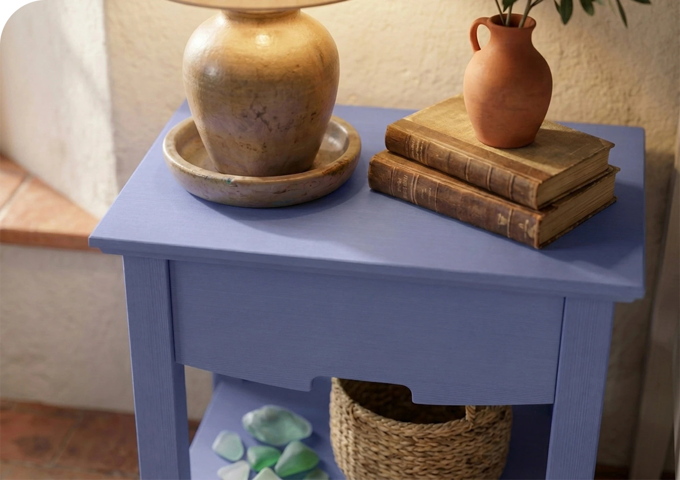 particolare finitura mirtillo su comodino shabby